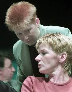 Die neugewaehlte PDS-Vorsitzende Gabriele Zimmer, rechts, spricht mit ihrer neugewaehlten Stellvertreterin Petra Pau waehrend des PDS-Bundesparteitages in Cottbus am Sonntag, 15. Oktober 2000.( Eckehard Schulz) COTTBUS DEU *** The newly elected PDS chairwoman Gabriele Zimmer on the right speaks with her newly elected deputy Petra Pau during the PDS federal party convention in Cottbus on Sunday 15 October 2000 Eckehard Schulz COTTBUS DEU