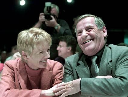 Die neue PDS-Vorsitzende Gabriele Zimmer, links, spricht mit ihrem Vorgaenger Lothar Bisky waehrend des Bundesparteitages der PDS in Cottbus am Samstag, 14. Oktober 2000. Zimmer wurde mit 93,2 Prozent der Stimmen gewaehlt. ( Eckehard Schulz) COTTBUS DEU *** The new PDS chairman Gabriele Zimmer on the left talks to her predecessor Lothar Bisky during the PDS federal party conference in Cottbus on Saturday 14 October 2000 Room was elected with 93 2 percent of the votes Eckehard Schulz COTTBUS DEU