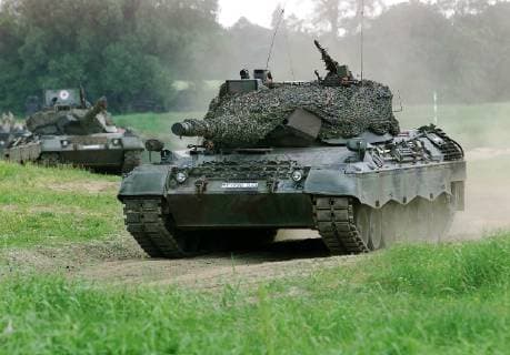Panzer des Typs Leopard 1 in Fahrt nach dem Uebersetzen ueber die Elbe waehrend einer Uebung der Panzergrenadierbrigade 38 bei Storckau, noerdlich von Tangermuende, Sachsen-Anhalt, am Freitag, 19. Mai 2000. Rund 1.000 Soldaten trainierten bei dieser Gefechtsuebung das Ueberwinden von Flusslaeufen mit schwerer Technik. ( Eckehard Schulz) STORKAU DEU *** Leopard 1 tanks in motion after translation across the Elbe river during an exercise of the Panzergrenadierbrigade 38 near Storckau north of Tangermuende Saxony Anhalt on Friday, May 19, 2000 About 1,000 soldiers trained the crossing of rivers with heavy technology during this combat exercise Eckehard Schulz STORKAU DEU