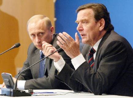 German Chancellor Gerhard Schroeder, right, speaks while Russian President Vladimir Putin looks on during the closing press conference following two-day German Russian consultations in Weimar, Wednesday, April 10, 2002. ( Eckehard Schulz) WEIMAR DEU *** German Chancellor Gerhard Schroeder right speaks while Russian President Vladimir Putin looks on during the closing press conference following two day German Russian consultations in Weimar Wednesday April 10 2002 Eckehard Schulz WEIMAR DEU