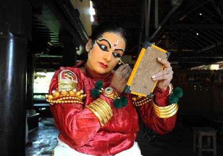 IMAGO Creative: Kollidierende Kulturen Performer carefully applying make-up with bamboo stick for a Kathakali dance performance of folk mythologies, Nilambur, Kerala, India, Asia Copyright: AnniexOwen 805-1214 Editorial Use Only