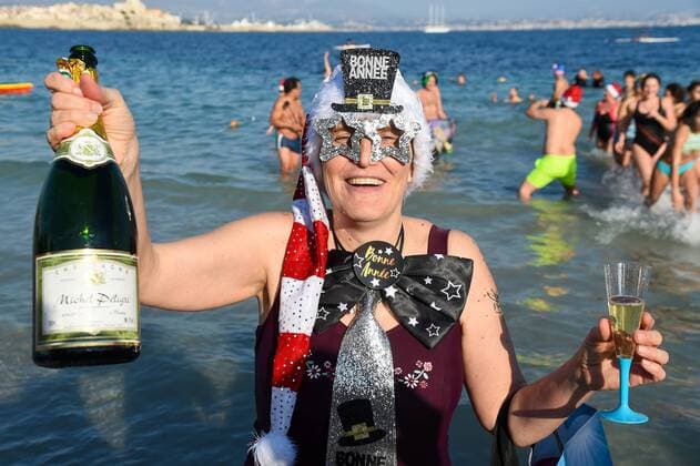 News Themen der Woche KW01 News Bilder des Tages Premier bain de l annee pour quelques centaines de personnes, plage de la Salis a Antibes NEWS : Premier bain de l annee a Antibes - 01 01 2019 LIONELURMAN PANORAMIC 