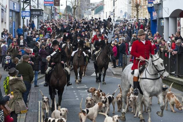 News Themen der Woche KW01 News Bilder des Tages January 1, 2019 - Carmarthen, Carmarthenshire, Wales, United Kingdom - Carmarthen, Carmarthenshire, Wales, UK. The Hunt arrive in the cente of town. Anti-Bloodsport activists gather in the Welsh town of Carmarthen to voice their anger at the continued illegal hunting with dogs - hunting with dogs was made illegal in 2004 by The Hunting Act 2004 (c37). The Anti-Hunt protest takes place on the day that the Carmarthenshire Hunt have chosen to parade through the town to collect money and support for their blood-sports. Carmarthen. Wales, United Kingdom.  - ZUMAl94_ 20190101_zaf_l94_099 Copyright: xGrahamxM.xLawrencex