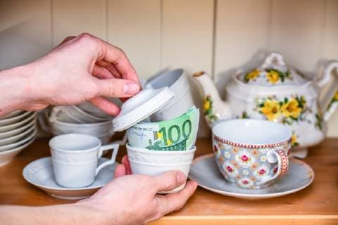 Symbolfoto, Geld, Versteck, Zuckerdose *** symbol photo money hiding place sugar bowl