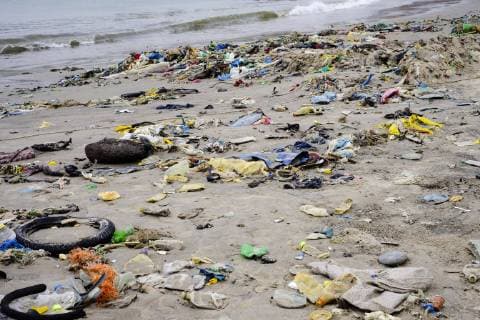 IMAGO Nature: Unsere Erde, Umweltverträgliche Herausforderungen, Plastikmüll Plastikmüll am Strand, Dakar, Senegal, Afrika *** Plastic garbage on the beach Dakar Senegal Africa Copyright: imageBROKER/HerbertxBerger ibxheb04802280.jpg