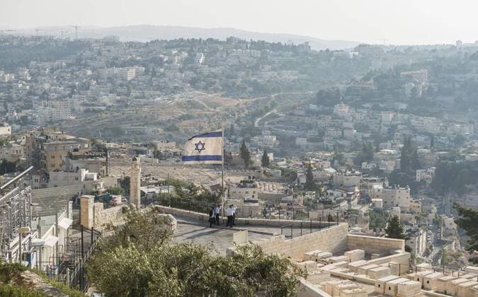  Jüdischer Friedhof am südlichen Ölberg oder Mount of Olives, Blick über Jerusalem, Israel, Asien *** Jewish cemetery at the southern Mount of Olives or Mount of Olives View over Jerusalem Israel Asia Copyright: imageBROKER/MoritzxWolf ibxmmw04798561.jpg