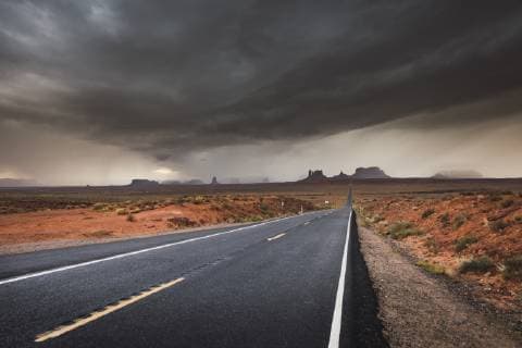 IMAGO Nature: Unsere Erde, Klimawandel, Wirbelstürme USA, Utah, Empty road to Monument Valley  KKAF02546