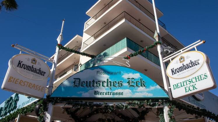 Das Logo mit der Aufschrift Deutsches Eck in der selbsternannten Bierstrasse deutet es an, hier ist alles fest in deutscher Hand, Platja de Palma auf Mallorca, Symbolfoto, Symbolbild, Symbol, Tourismus, Reise, Mallorca, *** The logo with the inscription Deutsches Eck in the self-proclaimed Bierstrasse indicates it here everything is firmly in German hands Platja de Palma on Mallorca symbol photo symbol picture symbol tourism trip Mallorca xozx