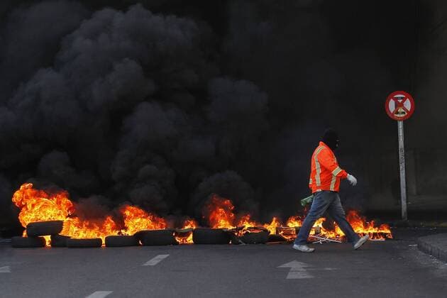 Chile, Ausschreitungen in Valparaiso Valparaiso, 03 enero 2019. Un grupo de trabajadores portuarios protesta cortando el transito con barricadas en av Errazuriz. Sebastian Cisternas Aton Chile., Valparaiso Chile Aton_268975 *** Valparaiso 03 January 2019 A group of port workers protesting with barricades against Errazuriz Sebastian Cisternas Aton Chile Valparaiso Chile Aton 268975  Copyright: SEBASTIANxCISTERNAS ATONxCHILE.