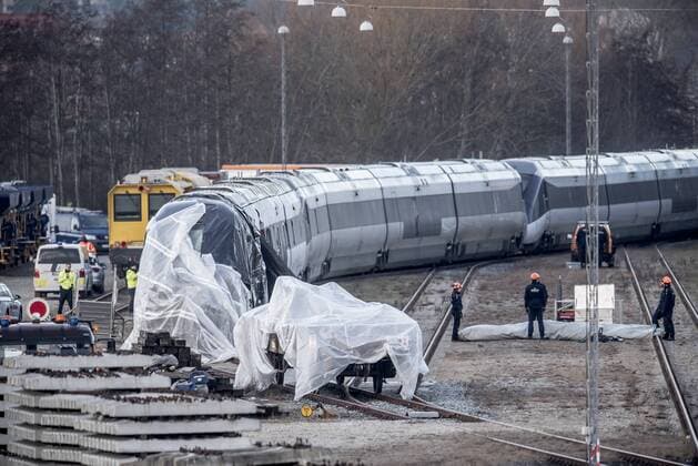 News Themen der Woche KW01 News Bilder des Tages Toget fra ulykken holder afdaekket i Nyborg efter togulykke paa Storebaeltsbroen: Reportage dagen efter fra Nyborg, torsdag den 3. januar 2019. Otte personer blev draebt og 16 er kommet til skade i togulykken, hvor et passagertog blev ramt af dele fra et godstog paa Storebaeltsbroen.. , Copenhagen Denmark *** The train from the accident keeps track of Nyborg after a train accident on the Storebaeltsbroen Reportage the following day from Nyborg Thursday, January 3, 2019 Eight people were killed and 16 were injured in the train accident where a passenger train was hit by parts from a freight train on the Great Belt bridge Copenhagen Denmark, detectedSourceLanguage  Copyright: RitzauxScanpix MadsxClausxRasmussenx cop106 spdk20190103-141457-L
