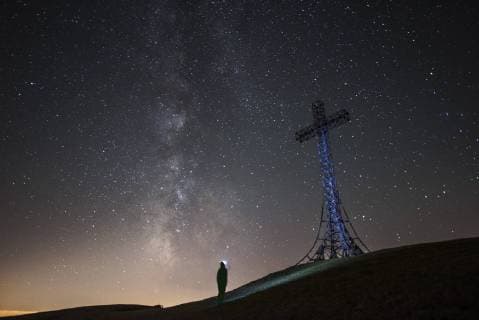 Italy, Marche, silhouette of man looking at summit cross on Monte Catria at night model released Symbolfoto  LOMF00664
