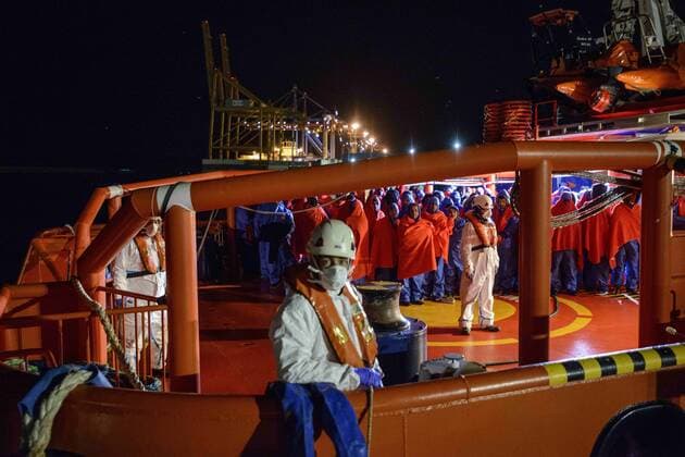 News Themen der Woche KW01 News Bilder des Tages Spanien, Ankunft von Flüchtlingen in Malaga January 3, 2019 - Malaga, Spain - The Spanish Maritime vessel at the Malaga s harbour with 164 rescued migrants on board. On 3 January 2019, Malaga, Spain. 164 migrants were rescued by the Spaniard Maritime vessel, the SAR Mastelero, in the Mediterranean sea. All the persons, among them 12 women and 1 child, were brought to Malaga s harbour, where they were attended by Red Cross volunteers. Malaga Spain  - ZUMAn230 20190103_zaa_n230_174 Copyright: xGuillaumexPinonx