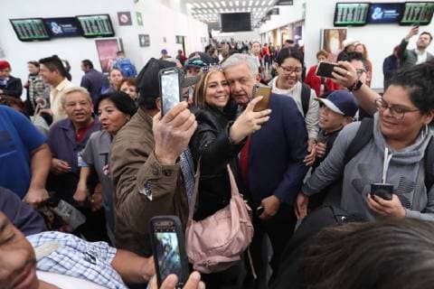 News Bilder des Tages Mexiko, Präsident Obrador mit Linienflug unterwegs January 3, 2019 - EUM20190103NAC10.JPG.CIUDAD DE MEXICO, PresidencyPresidencia-AMLO.- 3 de enero del 2019. El presidente Andres Manuel Lopez Obrador, llega al Aeropuerto Internacional de la Ciudad de Mexico para tomar su vuelo hacia Morelia, en donde inaugurara las oficinas centrales del Instituto Mexicano del Seguro Social. Foto: Archivo Agencia EL UNIVERSALAriel OjedaMAR.  - ZUMAu78_ 20190103_zaf_u78_030 Copyright: xElxUniversalx