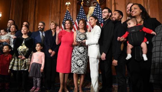 News Bilder des Tages Newly elected Speaker of the House Nancy Pelosi swears in Rep. Alexandria Ocasio-Cortez, D-NY, at a mock event with family members at the U.S. Capitol in Washington, DC on January 3, 2019. Pelosi, 52nd Speaker of the House, became the first official to return to that position since Sam Rayburn in 1955. Ocasio-Cortez is the youngest woman ever in Congress at age 29.  WAP2019010304 PATxBENIC