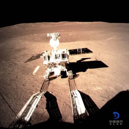 News Themen der Woche KW01 News Bilder des Tages (190104) -- BEIJING, Jan. 4, 2019 (Xinhua) -- Photo provided by the China National Space Administration on Jan. 3, 2019 shows Yutu-2, China s lunar rover, leaving a trace after touching the surface of the far side of the moon. China s lunar rover, Yutu-2, or Jade Rabbit-2, left the first ever footprint from a human spacecraft on the far side of the moon late at night on Thursday, after it separated from the lander smoothly. The process was recorded by the camera on the lander and the images were sent back to the Earth via the relay satellite Queqiao , the China National Space Administration (CNSA) announced. Launched on Dec. 8, 2018, China s Chang e-4 lunar probe, comprising a lander and a rover, landed on the far side of the moon on Thursday morning. (Xinhua) CHINA-CHANG E-LUNAR PROBE-ROVER YUTU-2-MOON FIRST FOOTPRINT (CN) 