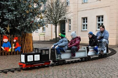 Modellbahn 05.01.2019 Das 6. Neujahrstreffen der Modellbahnen vom 04. bis 06. Januar 2019 auf dem Gut Mößlitz (Zörbig). Die Arbeitsgemeinschaft Modellbahn des Fördervereins Gut Mößlitz präsentierte in Zusammenarbeit mit weiteren Vereinen und Privatpersonen: – Modellbahnanlagen in Spurweiten Z, N, TT, H0 u.a. eine 20 meter lange mal 2 meter breite Wintergroßanlage, TT-Modulanlagen und eine Groß-Gartenbahn von Lutz Ruckhardt (hinten auf der Bahn) rund um den Weihnachsbaum im Gutshof. Bitterfeld-Wolfen Sachsen-Anhalt Deutschland