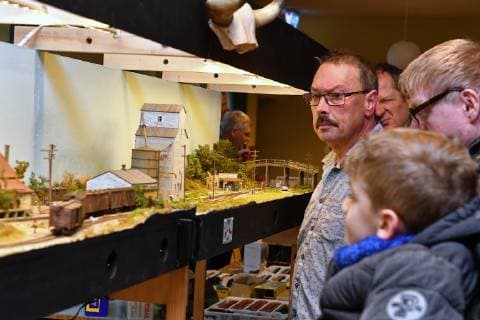 Modellbahn 05.01.2019 Das 6. Neujahrstreffen der Modellbahnen vom 04. bis 06. Januar 2019 auf dem Gut Mößlitz (Zörbig). Die Arbeitsgemeinschaft Modellbahn des Fördervereins Gut Mößlitz präsentierte in Zusammenarbeit mit weiteren Vereinen und Privatpersonen: – Modellbahnanlagen in Spurweiten Z, N, TT, H0 u.a. eine 20 meter lange mal 2 meter breite Wintergroßanlage, TT-Modulanlagen und eine Groß-Gartenbahn rund um den Weihnachsbaum im Gutshof. Der Erbauer und Privater Teilnehmer Christian Falk an einer H0-Anlage Nachbau einer USA Gleisanlage mit Getreideverladung aus dem 50iger Jahren. Bitterfeld-Wolfen Sachsen-Anhalt Deutschland