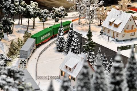 Modellbahn 05.01.2019 Das 6. Neujahrstreffen der Modellbahnen vom 04. bis 06. Januar 2019 auf dem Gut Mößlitz (Zörbig). Die Arbeitsgemeinschaft Modellbahn des Fördervereins Gut Mößlitz präsentierte in Zusammenarbeit mit weiteren Vereinen und Privatpersonen: – Modellbahnanlagen in Spurweiten Z, N, TT, H0 u.a. eine 20 meter lange mal 2 meter breite Wintergroßanlage( im Bild), TT-Modulanlagen und eine Groß-Gartenbahn rund um den Weihnachsbaum im Gutshof. Bitterfeld-Wolfen Sachsen-Anhalt Deutschland