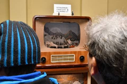 Modellbahn 05.01.2019 Das 6. Neujahrstreffen der Modellbahnen vom 04. bis 06. Januar 2019 auf dem Gut Mößlitz (Zörbig). Die Arbeitsgemeinschaft Modellbahn des Fördervereins Gut Mößlitz präsentierte in Zusammenarbeit mit weiteren Vereinen und Privatpersonen: – Modellbahnanlagen in Spurweiten Z, N, TT, H0 u.a. eine 20 meter lange mal 2 meter breite Wintergroßanlage, TT-Modulanlagen und eine Groß-Gartenbahn rund um den Weihnachsbaum im Gutshof. Fast bei jeder Modelleisenbahnausstellung zu sehen die kleinse Bahn im Alten Fernseher (geht heute leider nicht mehr bei Flachbildschirmen). Bitterfeld-Wolfen Sachsen-Anhalt Deutschland