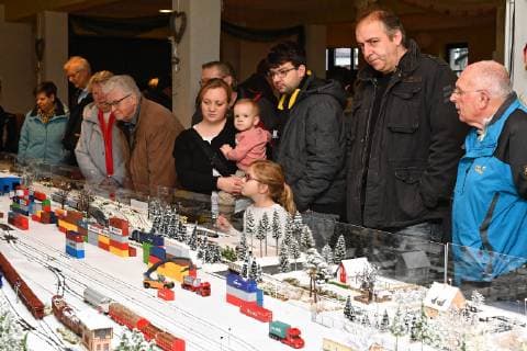 Modellbahn 05.01.2019 Das 6. Neujahrstreffen der Modellbahnen vom 04. bis 06. Januar 2019 auf dem Gut Mößlitz (Zörbig). Die Arbeitsgemeinschaft Modellbahn des Fördervereins Gut Mößlitz präsentierte in Zusammenarbeit mit weiteren Vereinen und Privatpersonen: – Modellbahnanlagen in Spurweiten Z, N, TT, H0 u.a. eine 20 meter lange mal 2 meter breite Wintergroßanlage( im Bild), TT-Modulanlagen und eine Groß-Gartenbahn rund um den Weihnachsbaum im Gutshof. Bitterfeld-Wolfen Sachsen-Anhalt Deutschland