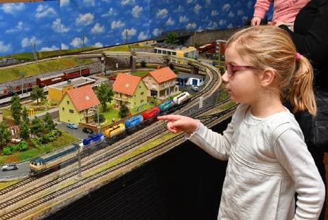 Modellbahn 05.01.2019 Das 6. Neujahrstreffen der Modellbahnen vom 04. bis 06. Januar 2019 auf dem Gut Mößlitz (Zörbig). Die Arbeitsgemeinschaft Modellbahn des Fördervereins Gut Mößlitz präsentierte in Zusammenarbeit mit weiteren Vereinen und Privatpersonen: – Modellbahnanlagen in Spurweiten Z, N, TT, H0 u.a. eine 20 meter lange mal 2 meter breite Wintergroßanlage, TT-Modulanlagen und eine Groß-Gartenbahn rund um den Weihnachsbaum im Gutshof. An einer H0-Anlage des Vereines staunte die kleine fünfjährige Kiara aus Wolfen über die kleine Häuser und Menschen. Bitterfeld-Wolfen Sachsen-Anhalt Deutschland