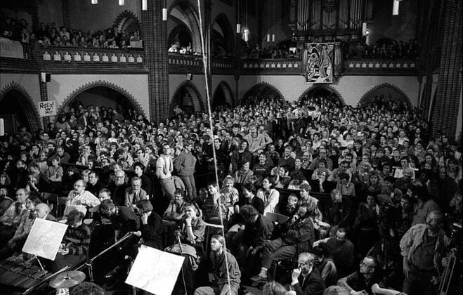 Wieder den Schlaf der Vernunft DDR, Berlin, 21.10.1989, Manifestation Berliner Kunstwerktätiger gegen Gewalt für Demokratie, Veranstaltung von Künstlern und Kulturschaffenden in der Erlöserkirche in Lichtenberg, Diskussion über die VorgaÌˆnge waÌˆhrend der Demonstrationen Anfang Oktober 1989, Â *** Again the sleep of reason GDR Berlin 21 10 1989 Manifestation of Berlin artists against violence for democracy Event of artists and cultural workers in the Erlöserkirche in Lichtenberg Discussion about the VorgaÌˆnge waÌˆhrend of the demonstrations at the beginning of October 1989 Â