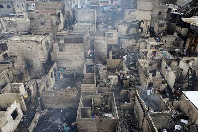 News Themen der Woche KW01 News Bilder des Tages (190106) -- QUEZON CITY, Jan. 6, 2019 -- Residents return to their charred homes to look for their belongings after a fire at a slum area in Quezon City, the Philippines, Jan. 6, 2019. More than 100 shanties were razed in the fire, leaving 200 families homeless and 5 people injured. ) THE PHILIPPINES-QUEZON CITY-FIRE-AFTERMATH ROUELLExUMALI 