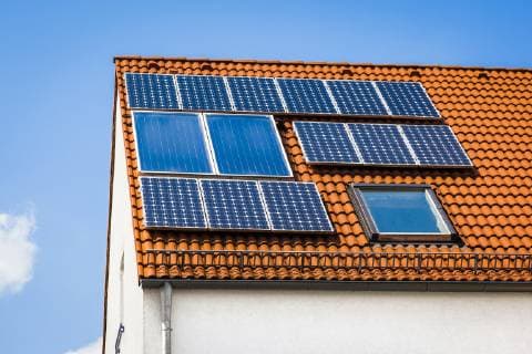Detailaufnahme eines Hausdachs mit Solarzellen Detail of residental house roof with solar panels BLWS511241 Copyright: xblickwinkel McPHOTO M.xGannx