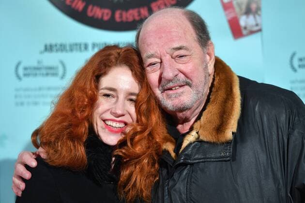 Ralph SIEGEL (Komponist) mit Freundin Laura KAEFER . Roter Teppich,red Carpet. Filmpremiere MEINE WELT IST DIE MUSIK am 07.01.2019 im City Kino in Muenchen,