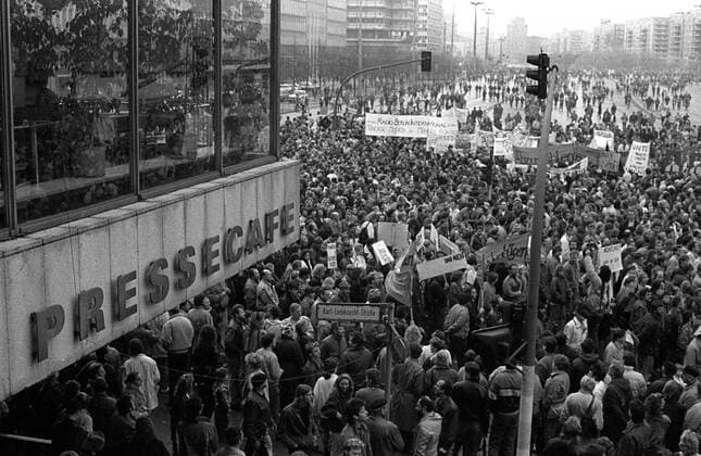 Demo zum 4.November 1989 DDR, Berlin, 04.11.1989, Protestdemonstration, gegen Gewalt und für verfassungsmäßige Rechte, Presse-, Meinungs- und Versammlungsfreiheit, Protest gegen Übergriffe von Volkspolizei und Stasi gegen Demonstranten am 7. Oktober, organisiert von Theaterleuten und Kulturschaffenden, *** Demo for 4 November 1989 GDR Berlin 04 11 1989 Protest demonstration against violence and for constitutional rights Press Opinion and freedom of assembly Protest against attacks by police and Stasi against demonstrators on 7 October organized by theatre people and artists