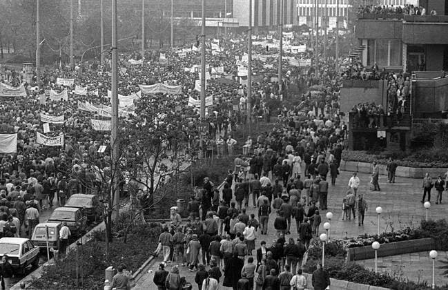 Demo zum 4.November 1989 DDR, Berlin, 04.11.1989, Protestdemonstration, gegen Gewalt und für verfassungsmäßige Rechte, Presse-, Meinungs- und Versammlungsfreiheit, Protest gegen Übergriffe von Volkspolizei und Stasi gegen Demonstranten am 7. Oktober, organisiert von Theaterleuten und Kulturschaffenden, *** Demo for 4 November 1989 GDR Berlin 04 11 1989 Protest demonstration against violence and for constitutional rights Press Opinion and freedom of assembly Protest against attacks by police and Stasi against demonstrators on 7 October organized by theatre people and artists