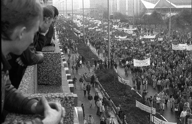 Demo zum 4.November 1989 DDR, Berlin, 04.11.1989, Protestdemonstration, gegen Gewalt und für verfassungsmäßige Rechte, Presse-, Meinungs- und Versammlungsfreiheit, Protest gegen Übergriffe von Volkspolizei und Stasi gegen Demonstranten am 7. Oktober, organisiert von Theaterleuten und Kulturschaffenden, *** Demo for 4 November 1989 GDR Berlin 04 11 1989 Protest demonstration against violence and for constitutional rights Press Opinion and freedom of assembly Protest against attacks by police and Stasi against demonstrators on 7 October organized by theatre people and artists