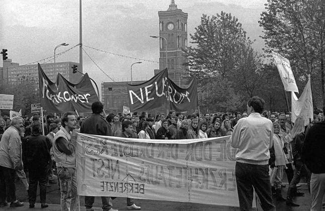 Demo zum 4.November 1989 DDR, Berlin, 04.11.1989, Protestdemonstration, gegen Gewalt und für verfassungsmäßige Rechte, Presse-, Meinungs- und Versammlungsfreiheit, Protest gegen Übergriffe von Volkspolizei und Stasi gegen Demonstranten am 7. Oktober, organisiert von Theaterleuten und Kulturschaffenden, Neues Forum,