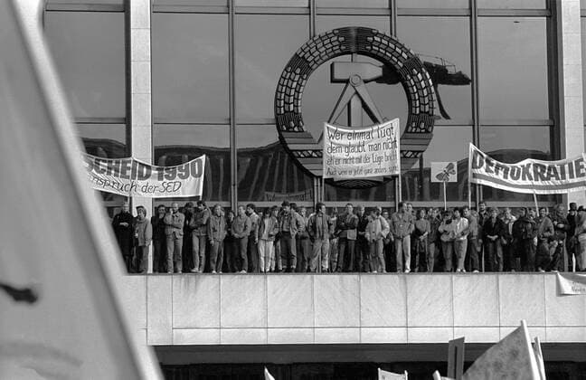 Demo zum 4.November 1989 DDR, Berlin, 04.11.1989, Protestdemonstration, gegen Gewalt und für verfassungsmäßige Rechte, Presse-, Meinungs- und Versammlungsfreiheit, Protest gegen Übergriffe von Volkspolizei und Stasi gegen Demonstranten am 7. Oktober, organisiert von Theaterleuten und Kulturschaffenden, Palast der Republik, *** Demonstration on 4 November 1989 GDR Berlin 04 11 1989 Protest demonstration against violence and for constitutional rights Press Opinion and freedom of assembly Protest against attacks by police and Stasi against demonstrators on 7 October organized by theatre people and creative palace of the republic
