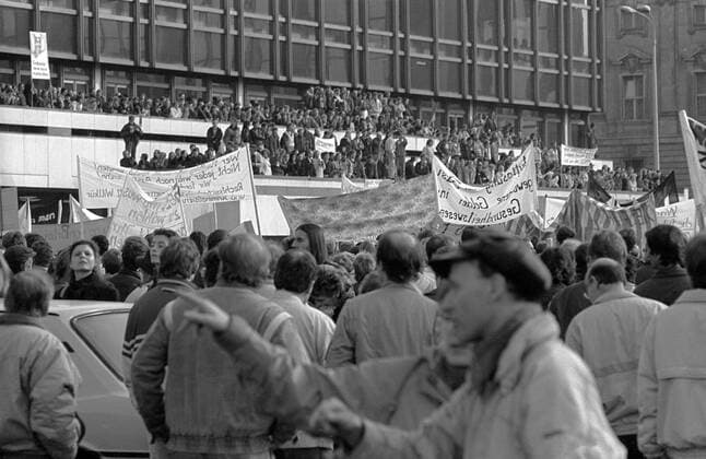 Demo zum 4.November 1989 DDR, Berlin, 04.11.1989, Protestdemonstration, gegen Gewalt und für verfassungsmäßige Rechte, Presse-, Meinungs- und Versammlungsfreiheit, Protest gegen Übergriffe von Volkspolizei und Stasi gegen Demonstranten am 7. Oktober, organisiert von Theaterleuten und Kulturschaffenden, Palast der Republik, *** Demonstration on 4 November 1989 GDR Berlin 04 11 1989 Protest demonstration against violence and for constitutional rights Press Opinion and freedom of assembly Protest against attacks by police and Stasi against demonstrators on 7 October organized by theatre people and creative palace of the republic