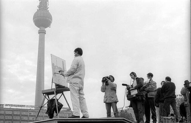 Demo zum 4.November 1989 DDR, Berlin, 04.11.1989, Protestdemonstration, gegen Gewalt und für verfassungsmäßige Rechte, Presse-, Meinungs- und Versammlungsfreiheit, Protest gegen Übergriffe von Volkspolizei und Stasi gegen Demonstranten am 7. Oktober, organisiert von Theaterleuten und Kulturschaffenden, Alexanderplatz, Kunstmaler, *** Demonstration on 4 November 1989 GDR Berlin 04 11 1989 Protest demonstration against violence and for constitutional rights Press Opinion and freedom of assembly Protest against attacks by police and Stasi against demonstrators on 7 October organized by theatre people and artists Alexanderplatz Artists