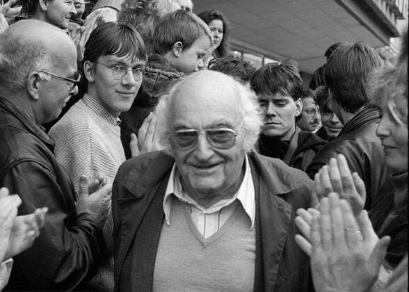 Demo zum 4.November 1989 DDR, Berlin, 04.11.1989, Protestdemonstration, gegen Gewalt und für verfassungsmäßige Rechte, Presse-, Meinungs- und Versammlungsfreiheit, Protest gegen Übergriffe von Volkspolizei und Stasi gegen Demonstranten am 7. Oktober, organisiert von Theaterleuten und Kulturschaffenden, Alexanderplatz, Stefan Heym, *** Demonstration on 4 November 1989 GDR Berlin 04 11 1989 Protest demonstration against violence and for constitutional rights Press Opinion and freedom of assembly Protest against attacks by police and Stasi against demonstrators on 7 October organized by theatre people and creative artists Alexanderplatz Stefan Heym