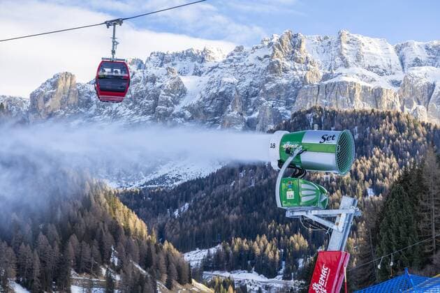 ITA, Italien, Wolkenstein in Gröden, Selva di Val Gardena, 27.12.2018: Skigebiet Gröden, Val Gardena, im Verbund Dolomiti Superski in Südtirol. Garantie für Skispaß auch in schneearmen Wintern sind die Beschneiungsanlagen, Schneekanonen.
