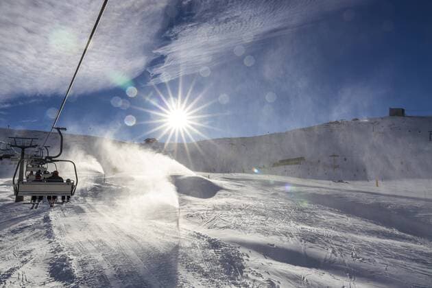 ITA, Italien, Canazei, 27.12.2018: Skigebiet Val di Fassa, im Verbund Dolomiti Superski in Südtirol. Für Schneesicherheit sorgen unzählige Schneekanonen, Beschneiungsanlagen.