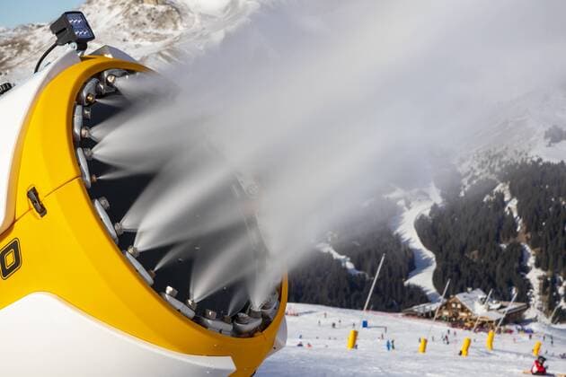 ITA, Italien, Canazei, 27.12.2018: Skigebiet Val di Fassa, im Verbund Dolomiti Superski in Südtirol. Für Schneesicherheit sorgen unzählige Schneekanonen, Beschneiungsanlagen.