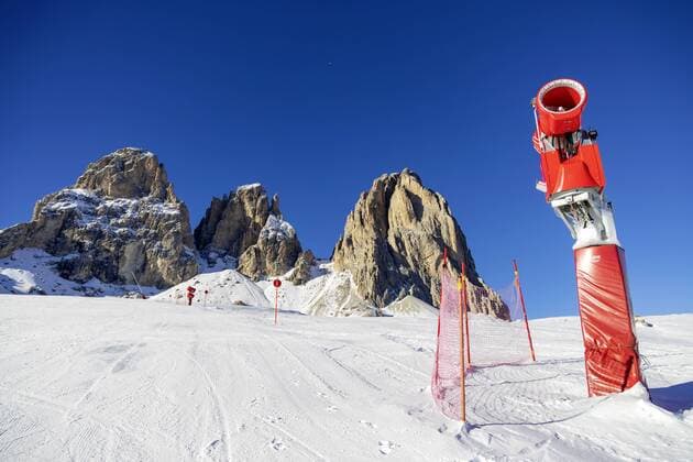 ITA, Italien, Wolkenstein in Gröden, Selva di Val Gardena, 27.12.2018: Skigebiet Gröden, Val Gardena, im Verbund Dolomiti Superski in Südtirol. Garantie für Skispaß auch in schneearmen Wintern sind die Beschneiungsanlagen, Schneekanonen.