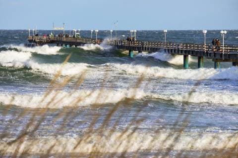 Europa; Deutschland; Mecklenburg Vorpommern: Seebrücke von Binz bei Sturm an der Ostseeküste der Insel Rügen