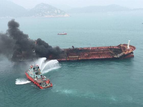News Themen der Woche KW02 News Bilder des Tages (190108) -- HONG KONG, Jan. 8, 2019 () -- A rescue boat puts out fire that occurred on an oil tanker off Hong Kong s Lamma Island, Jan. 8, 2019. One person was killed, seven injured and two missing as an oil tanker exploded and caught fire Tuesday. The accident occurred at around 11:29 a.m. local time (0329 GMT) when crew members on the 140-meter-long oil tanker were trying to connect pipes with an oil barge to refuel the ship south off Lamma Island, said Yiu Men Yeung, division commander for marine and diving of Hong Kong Special Administrative Region (HKSAR) government s Fire Services Department (FSD). () CHINA-HONG KONG-LAMMA ISLAND-OIL TANKER BLAZE (CN) XInhua 