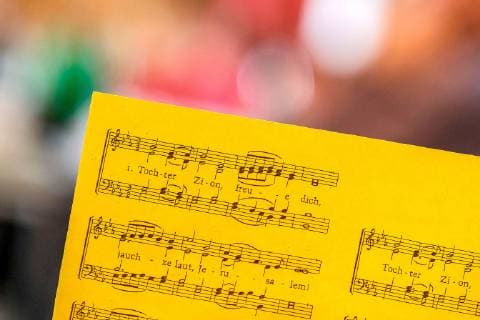 Liederzettel mit Weihnachtslied Tochter Zion in einer Kirche in Hannover, 30.11.2018. Liederzettel mit Weihnachtslied *** Songbook with Christmas carol Daughter Zion in a church in Hanover 30 11 2018 Songbook with Christmas carol Copyright: epd-bild JensxSchulze EDITORIAL USE ONLY