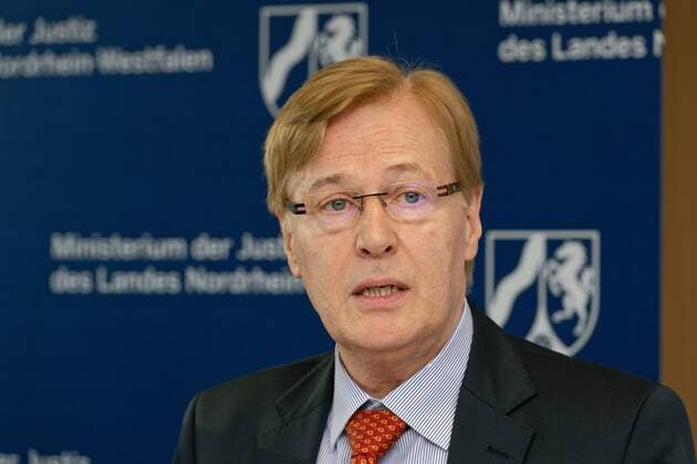 Staatsanwälte vor Ort - effektive Bekämpfung der Clankriminalität. Presskonferenz in der Staatsanwaltschaft Essen. Durch die PK zur Vorstellung des Projektes führte der stellvertretende Sprecher des NRW-Innenministers Dirk Reuter. Rede und Antwort standen NRW-Innenminister Peter Biesenbach, der Leitende Oberstaatsanwalt der Staatsanwaltschaft Essen Walther Müggenburg sowie der Polizeipräsident der Stadt Essen Frank Richter. Im Bild Peter Biesenbach. Essen Nordrhein-Westfalen Deutschland