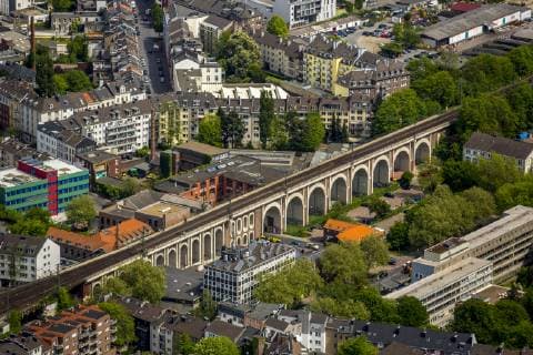 Eisenbahnviadukt Kurbrunnenstraße, Blick auf die Innenstadt von Aachen, Aachen, Euregio Maas-Rhein, Nordrhein-Westfalen, Deutschland !ACHTUNGxMINDESTHONORARx60xEURO! *** Railway viaduct Kurbrunnenstraße View of the city centre of Aachen Aachen Aachen Euregio Maas Rhein Nordrhein Westfalen Germany ATTENTIONxMINDESTHONORARx60xEURO