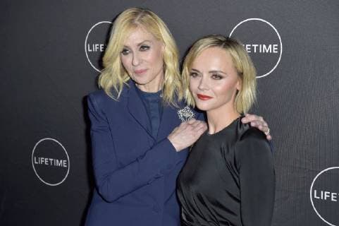 Judith Light und Christina Ricci beim Lifetime Winter Movies Mixer im Andaz Hotel. Los Angeles, 09.01.2019 *** Judith Light and Christina Ricci at the Lifetime Winter Movies Mixer at the Andaz Hotel Los Angeles 09 01 2019 Foto:xD.xStarbuckx xFuturexImage