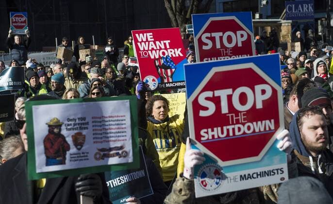 News Themen der Woche KW02 News Bilder des Tages Furloughed government workers and their supporters protest the partial federal government shutdown at the U.S. Capitol in Washington, D.C. on January 10, 2019. Congress and President Trump remain at a budget stalemate as Democrats refuse to provide Trump with the $5.7 billion funding request for a southern border wall.  WAP20190110319 KEVINxDIETSCH