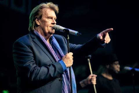 Howard Carpendale gibt während einer Rennpause ein Konzert im Innenraum der ÖVB Arena - Portrait Porträt;Sixdays Bremen 2019 - Erster Tag - Sechstagerennen in der OVB Arena Radrennen Fahrradrennen Radsport Rennradsport, Bremen Bremen Deutschland ÖVB Arena