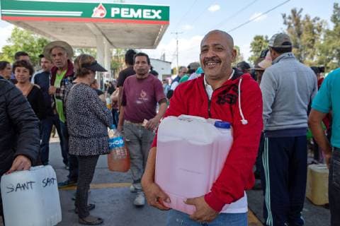 January 11, 2019 - EUM20190111NAC01.JPG.MORELIA, Mich.- Gas Gasolina-Desabasto.- 10 de enero de 2019.- Tras dias de espera, desvelos, hambre y desesperacion, lo logro. Moises Cortes abraza feliz su bidon con gasolina. Hasta nos sentimos alegres. Vamos a dormir en casa , dice el michoacano con una sonrisa. Foto: Agencia EL UNIVERSAL RCC. Copyright: xRodolfoxAyalax